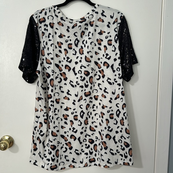 Sunshine and Rodeos cheetah shirt with a pack sequin sleeve and pocket - Picture 11 of 16